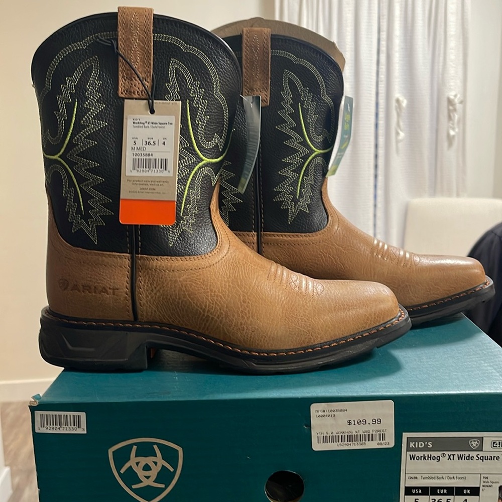 Ariat kid’s boots size 5, medium wide NWT comes in the box